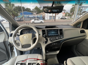 Toyota Sienna LE