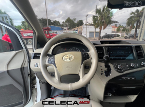 Toyota Sienna LE