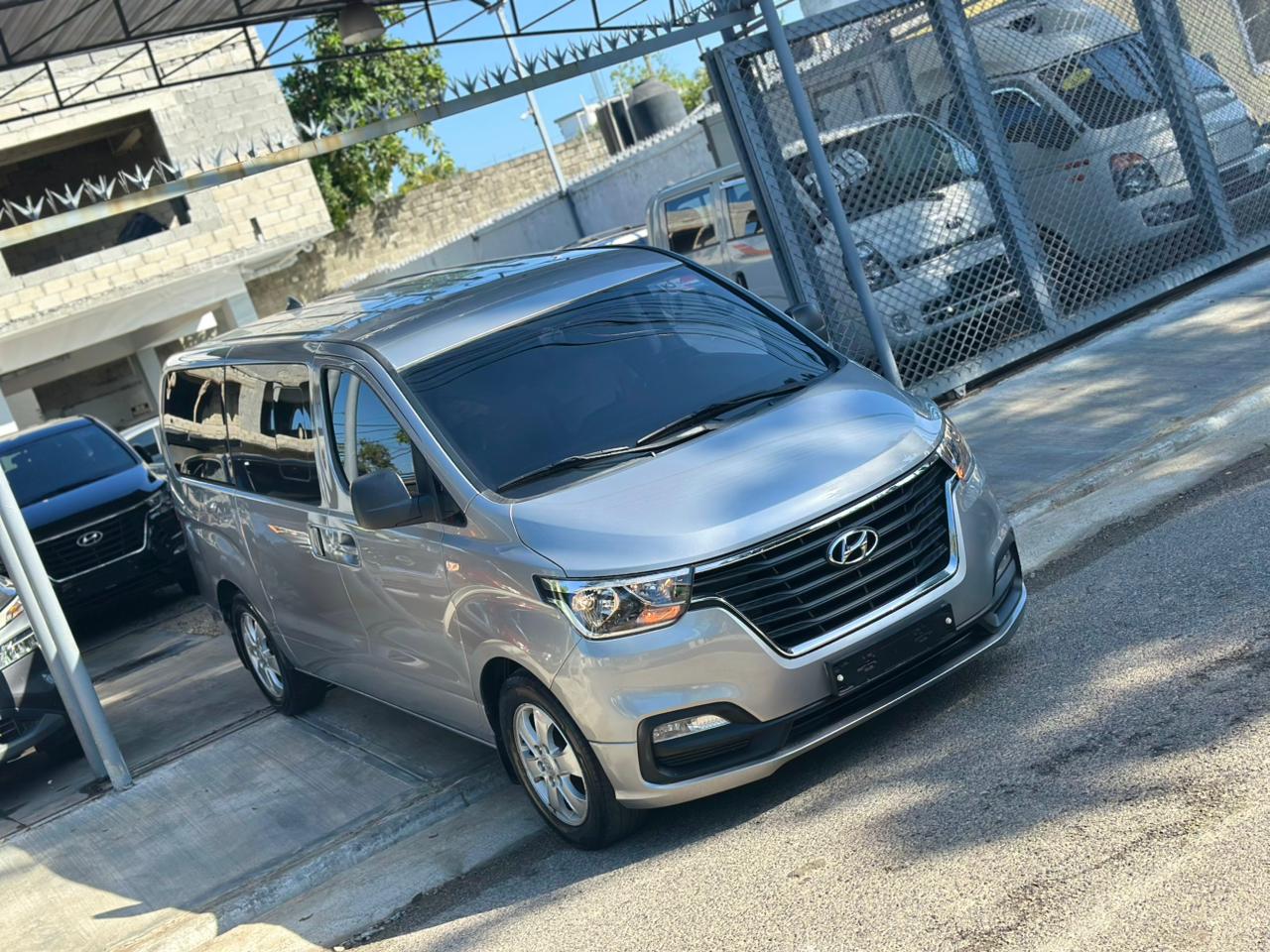 Hyundai Grand Starex Básico