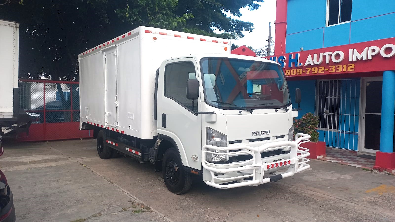 Isuzu NPR Furgon